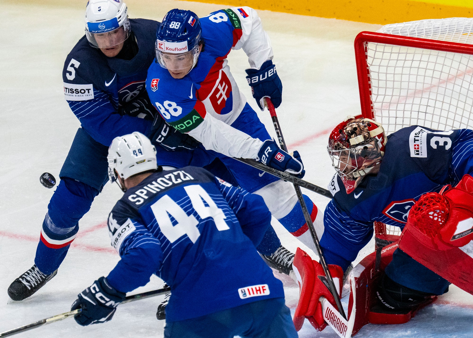 Zľava Enzo Guebey, Kevin Spinozzi (obaja Francúzsko), Martin Chromiak (Slovensko) a francúzsky brankár Antoine Keller.