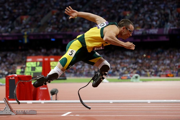 Oscar Pistorius z RPA startuje w półfinale biegu na 400 metrów na letnich igrzyskach olimpijskich w Londynie, 5 sierpnia 2012 r.