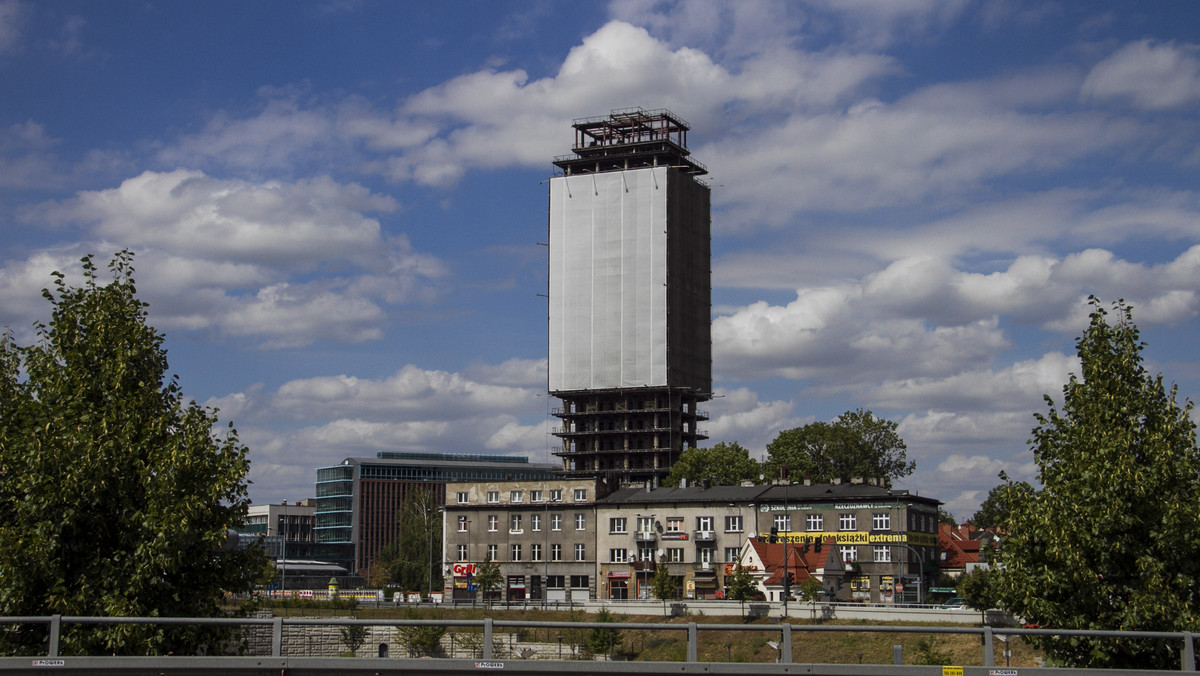 Urząd miasta wydał zgodę na przebudowę ponurego symbolu Krakowa, czyli "szkieletora". Oznacza to, że na jednym z najwyższych budynków Krakowa będą się mogły zacząć wkrótce prace budowlane.