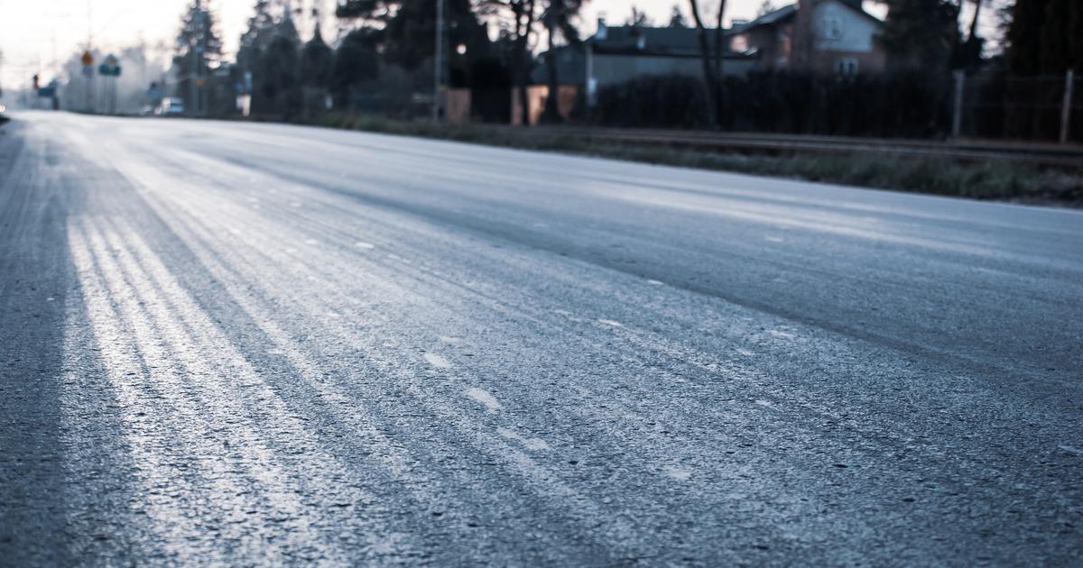  Czarny lód wraca na drogi. Jak go rozpoznać i nie wpaść w poślizg?