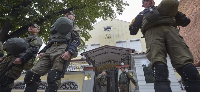 Gorąco na Ukrainie. Przepychanki przed rosyjskimi placówkami dyplomatycznymi