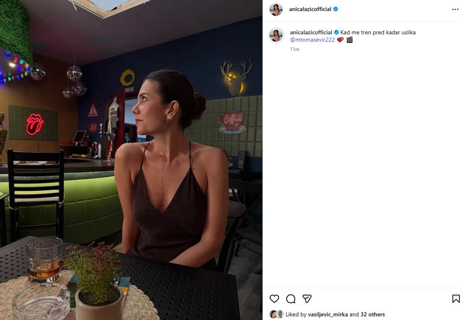 Anica sedi u kafiću bez brusthaltera