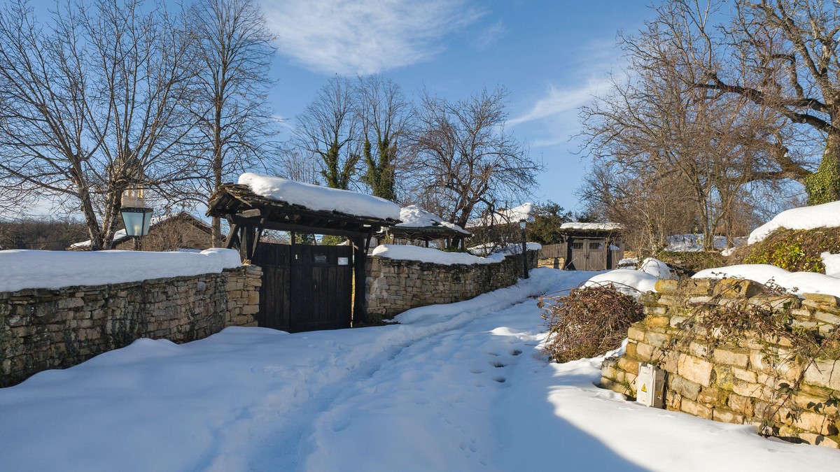 Pešačenje po snegu - ilustracija