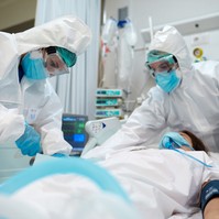 Covid-intenzív: a magyar orvosok egymásnak telefonálnak, hogy kiderítsék van-e hely egy-egy betegnek
