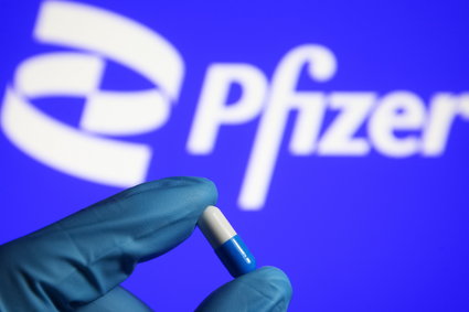 Pfizer ogłosił wyniki testów tabletki na COVID-19. "Zmniejsza liczbę hospitalizacji i zgonów o 89 proc."