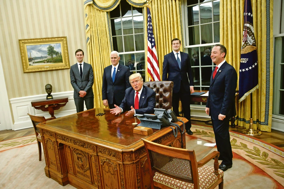 Donald Tramp u Ovalnoj sobi (bista Vinstona Čerčila u pozadini)