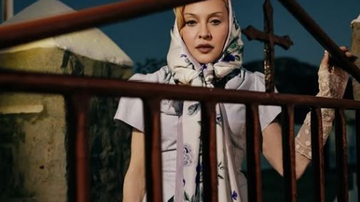 Madona sa sinom obilazi pravoslavne manastire u Grčkoj: "Ovde sam osetila Božje prisustvo"