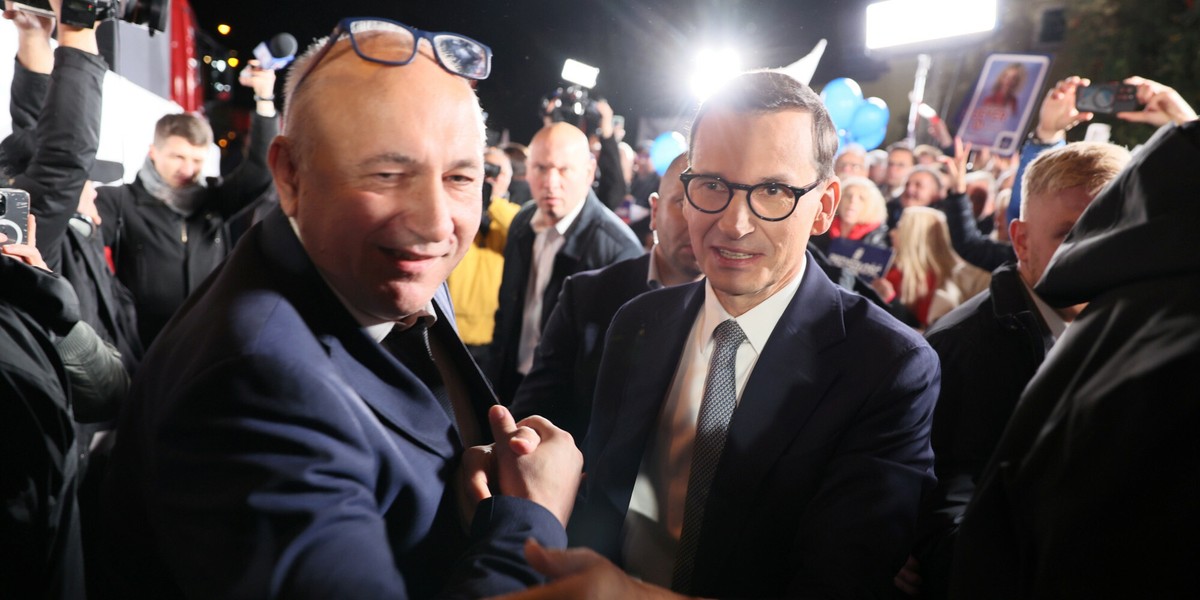 Premier Mateusz Morawiecki i szef kampanii PiS Joachim Brudziński po debacie w TVP.