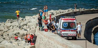 Po tragedii w Darłówku, dyrekcja otworzyła szkołę w wakacje. Dzieci przychodzą pożegnać kolegów