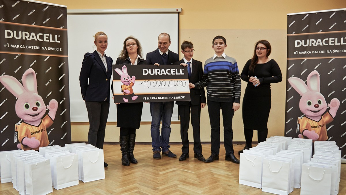 Kampania "Moc Uśmiechu” zorganizowana przez markę Duracell i SOS Wioski Dziecięce zakończyła się sukcesem. W ramach projektu, Duracell przekaże 10 000 EUR na budowę boiska dla dzieci z Wioski Dziecięcej w Kraśniku. Dodatkowo Stowarzyszenie otrzyma również ponad 20 000 baterii Duracell, które zasilą dziecięce zabawki i pomogą rozwijać wyobraźnię maluchów podczas gier i zabaw edukacyjnych z rówieśnikami i opiekunami.