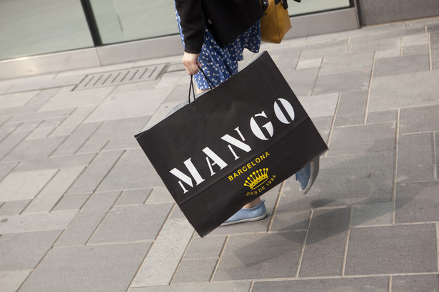 Konsumentka z torbą Mango na ulicach Pekinu