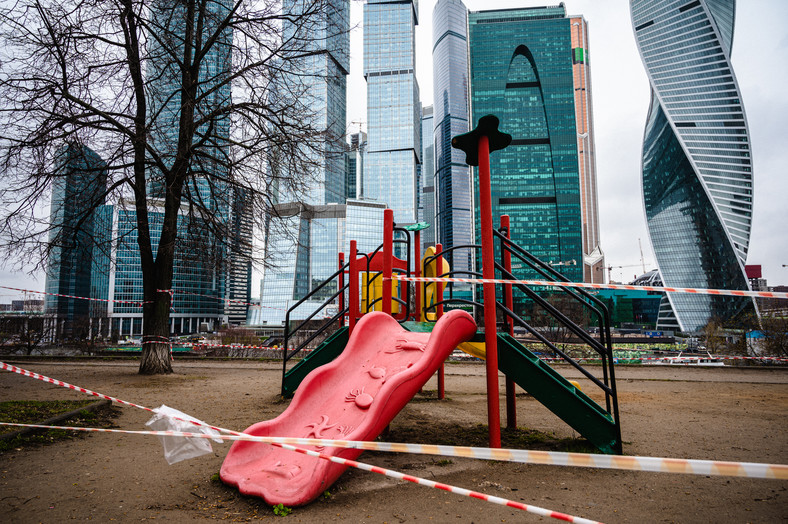 Plac zabaw w centrum Moskwy, zamknięty z powodu pandemii koronawirusa (16.04.2020)