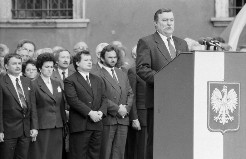 Rok 1991. Uroczystości na Placu Zamkowym z okazji 200 lecia uchwalenia Konstytucji 3 Maja. Przemawiający Lech Wałęsa. Jarosław Kaczyński widoczny z tyłu