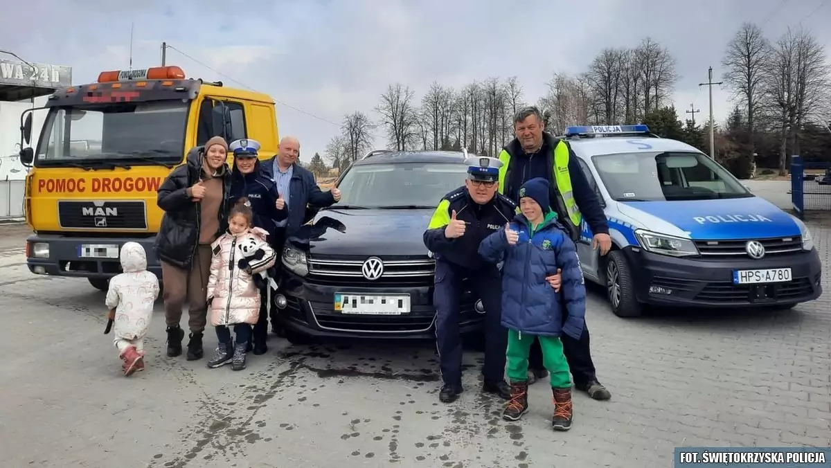 Policjanci pomogli naprawić samochód rodziny uciekającej z Ukrainy