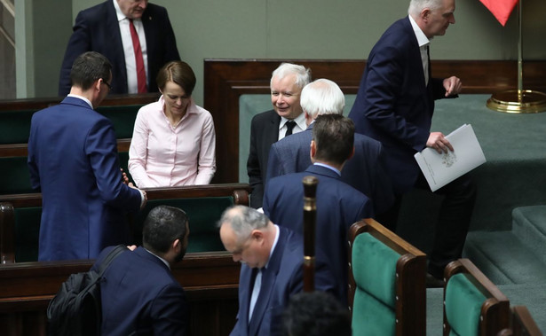 Prezes PiS Jarosław Kaczyński z politykami