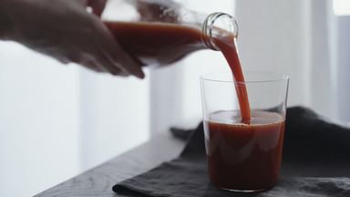 Co się stanie, jeżeli codziennie będziesz pić szklankę soku pomidorowego?