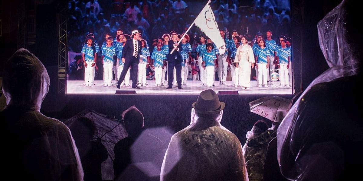 Ludzie oglądający ceremonię zamknięcia igrzysk w Rio