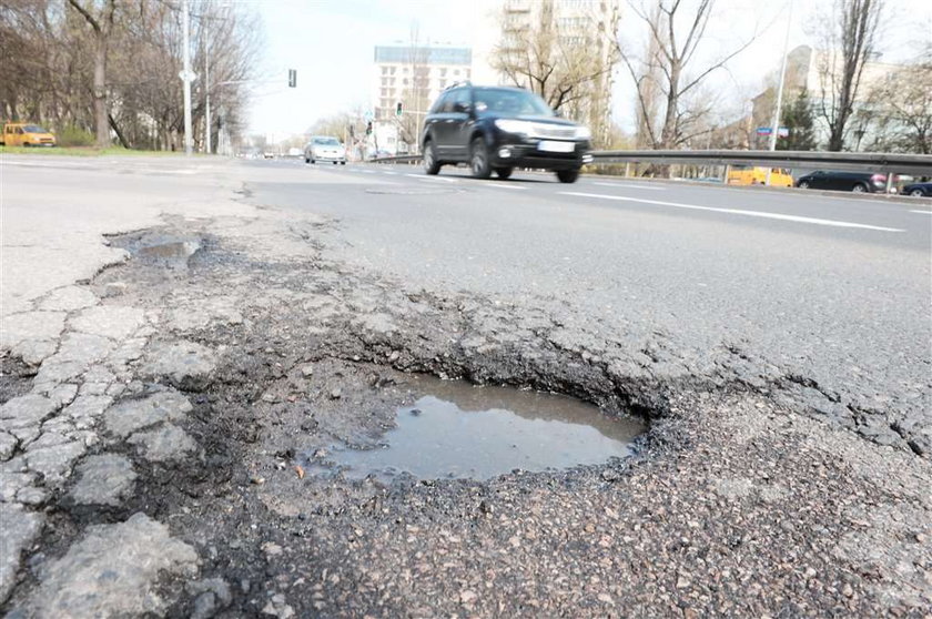 Coraz mniej pieniędzy na naprawy ulic