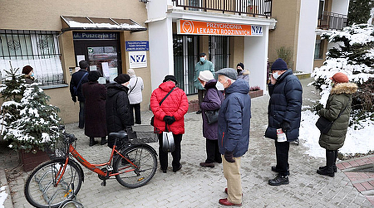  Ettől a naptól jelentkezhetnek oltásra a 80 év feletti korú lengyelek, a vakcina beadása pedig január 25-én kezdődik /Fotó: MTI/PAP/Leszek Szymanski/