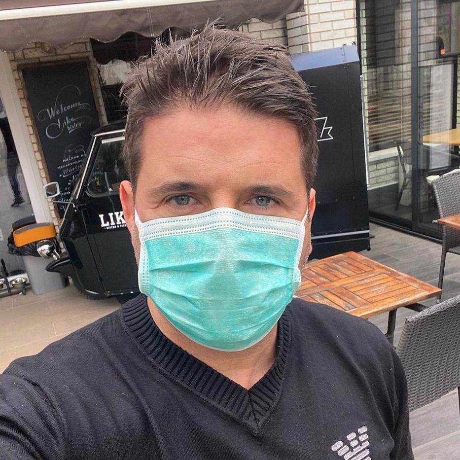A producer a biztonság kedvéért maszkot húzott, nagyon beteg volt. / Fotó: Hajdú Péter - Instagram
