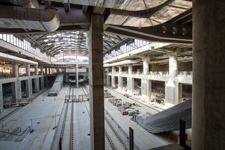 Inwestycję realizuje konsorcjum Torpol, Astaldi, Intercor oraz Przedsiębiorstwo Dróg i Mostów. Budowa dworca Łódź Fabryczna ma zakończyć się w sierpniu 2016 r.<br><br>fot. (zuz) PAP/Grzegorz Michałowski