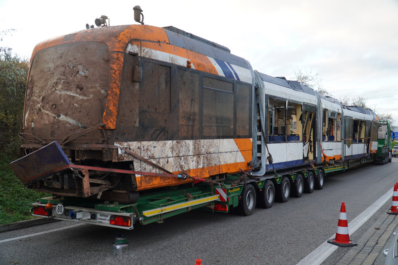Ciężarówka przewożąca 30-metrowy tramwaj miała wypadek w Niemczech