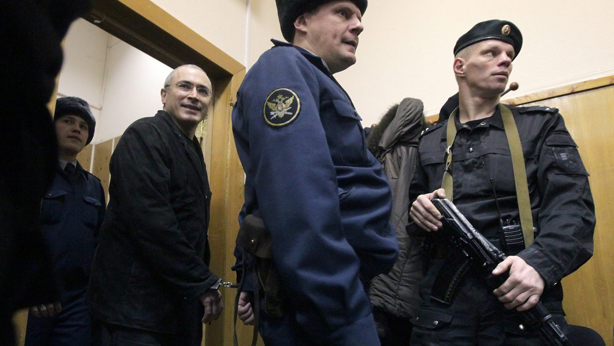 W moskiewskim sądzie kontynuowano w środę - trzeci dzień z rzędu - odczytywanie wyroku w sprawie byłego szefa koncernu naftowego Jukos Michaiła Chodorkowskiego i jego partnera biznesowego Płatona Lebiediewa.