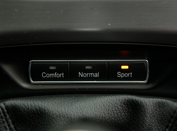 Jeżdżąc fordem mondeo mieliśmy dziwne wrażenie, że ujawnia się u nas rozdwojenie jaźni, a wszystko za sprawą mieszanych uczuć jakie wywoływał. Rozpływanie się nad jego zaletami w trasie przeplatało się z rozdrażnieniem jego nieporęcznością w zatłoczonym mieście