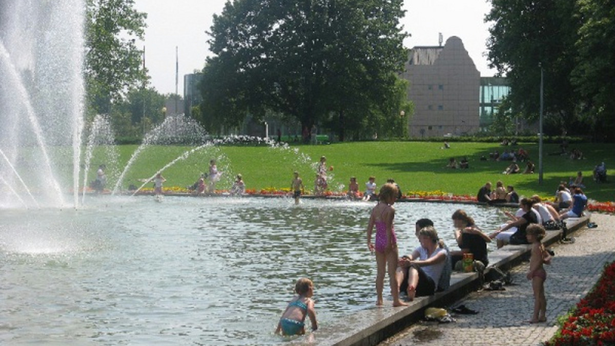Mieszkańcy kąpią się w poznańskich fontannach dla ochłody, a niektórzy dla higieny. ZZM zwraca uwagę na to, że jest to niezdrowe.