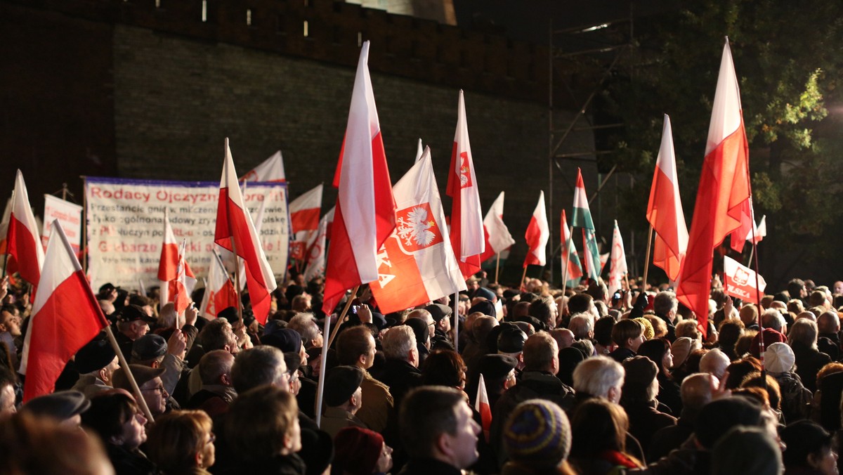 Obchody Święta Niepodległości w Krakowie, zarówno te oficjalne, jak i pozostałe, przebiegły bardzo spokojnie. Policja wyraża zadowolenie, że krakowskie obchody przebiegły w dobrej atmosferze, bez żadnych incydentów. - Jesteśmy bardzo zadowoleni z postawy naszego społeczeństwa – mówi Katarzyna Padło z małopolskiej policji.