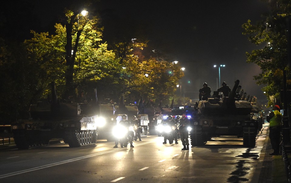 WARSZAWA PRÓBA GENERALNA PRZED DEFILADĄ  (Nocna próba generalna)