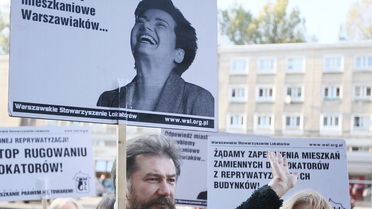 Kilkadziesiąt osób protestowało przed warszawskim sądem okręgowym przeciwko bezprawnym - w ich ocenie - decyzjom sądów, umożliwiającym eksmisje najemców mieszkań.