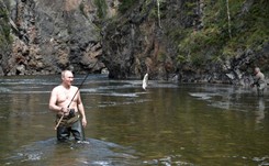 Nurkuje, łowi ryby i zbiera grzyby. Męskie wakacje Władimira Putina