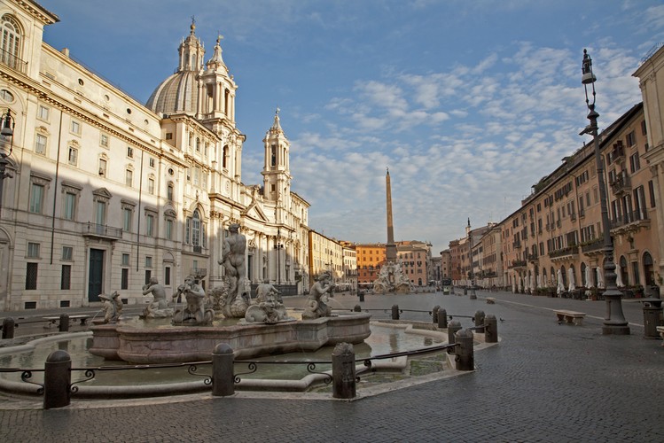 Piazza Navona - W centrum placu stoi fontanna Czterech Rzek. W południowej części placu znajduje się fontanna del Moro z centralna postacią Maura, zaprojektowaną przez Berniniego. Otaczają ją delfiny i inne morskie zwierzęta dodane w XIX wieku. W północnej części Placu zlokalizowano fontannę Neptuna (fontana del Nettuno) z grupą morskich nimf. Fontanna została zaprojektowana przez Giacomo della Porta w XVI wieku. Figurę Neptuna dodano w 1878 roku.