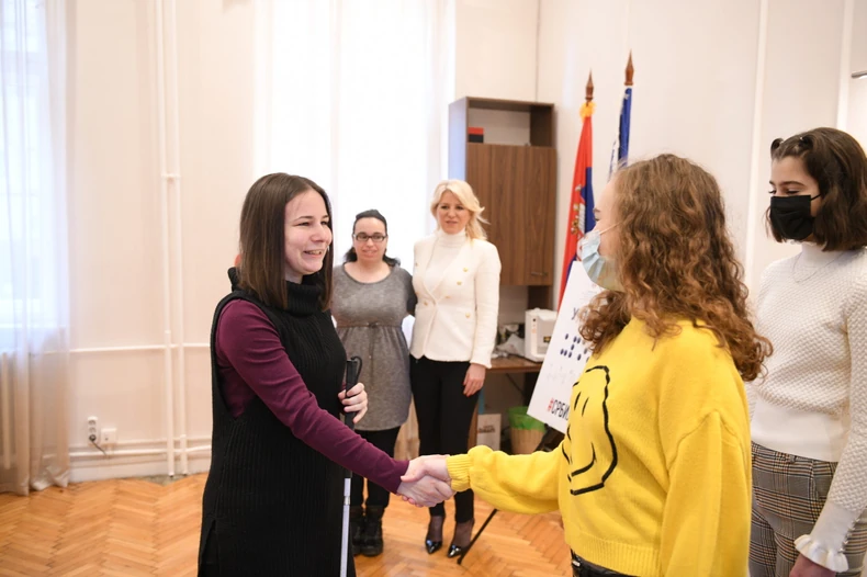 Tijana  u Trećoj beogradskoj gimnaziji u okviru projekta "Upoznaj me"