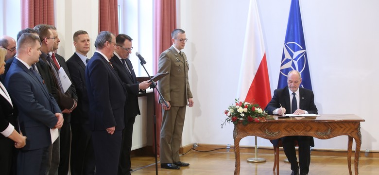Ile zarobią członkowie nowej komisji Macierewicza? "Zostaną sowicie opłaceni"