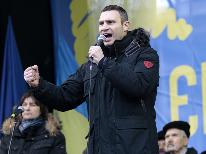 Porozmawiać z żołnierzami wojsk wewnętrznych wyszedł między innymi opozycjonista Witalij Kliczko. "Demonstracja jest pokojowa - podkreślił. - Pomyślcie, tam na placu mogą być wasi przyjaciele, rodzina, znajomi. Ludzie wyszli na ulice nie po to, aby na kogoś napadać, a dlatego, że chcą normalnie żyć, bo mają już mają dosyć" - dodał Kliczko