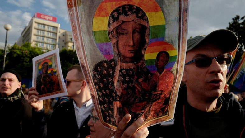 Tęczowa Matka Boska na paradzie LGBT