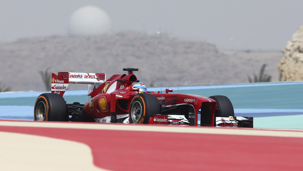 Fernando Alonso okazał się najszybszy na trzecim treningu przed wyścigiem o Grand Prix Bahrajnu Formuły 1 i potwierdził, że obok Sebastiana Vettela jest głównym faworytem do wywalczenia pole position w popołudniowych kwalifikacjach. Hiszpan z Ferrari nie uniknął jednak małej wpadki.