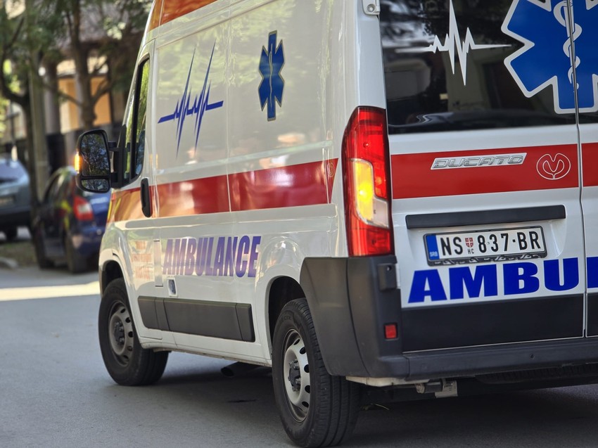 Hitna pomoć u Novom Sadu na mestu gde muškarac preti da će skočiti sa zgrade 