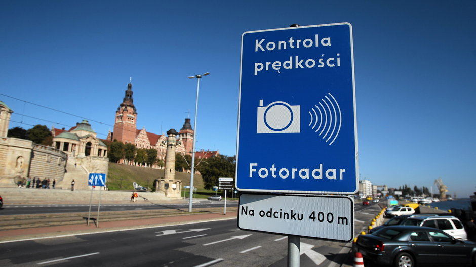 Mandaty z fotoradarów budzą kontrowersje. Zdjęcie ilustracyjne przedstawia znak informujący o kontroli prędkości