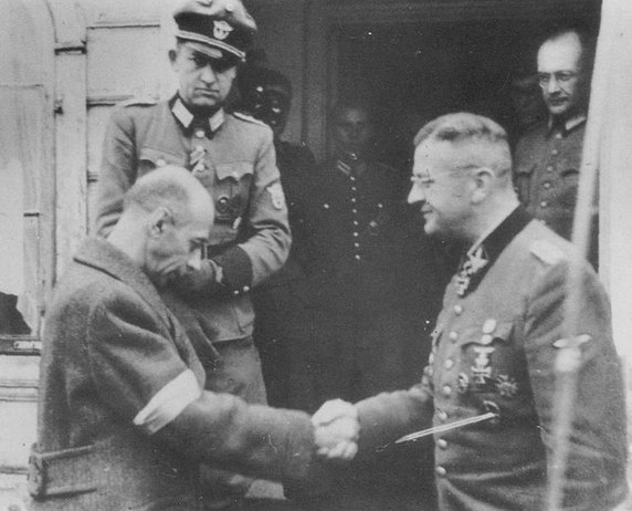 Jedno spotkanie, dwa różne nastroje. Generał Tadeusz "Bór" Komorowski i SS-Obergrupenführer Erich von dem Bach-Zelewski, 4 października 1944 (domena publiczna).