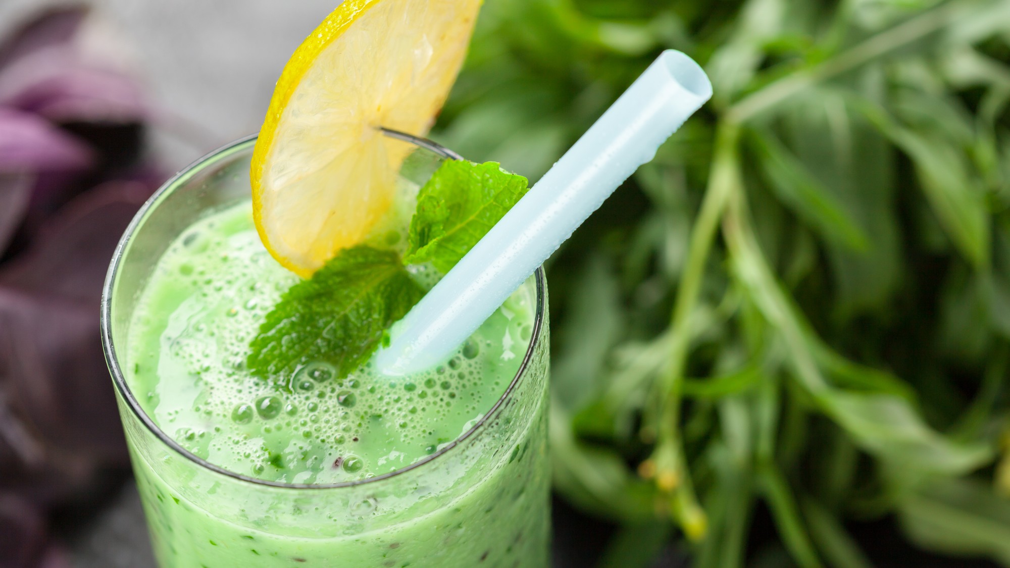 Zelené smoothie z listovej zeleniny je bohatým zdrojom vitamínov a antioxidantov.
