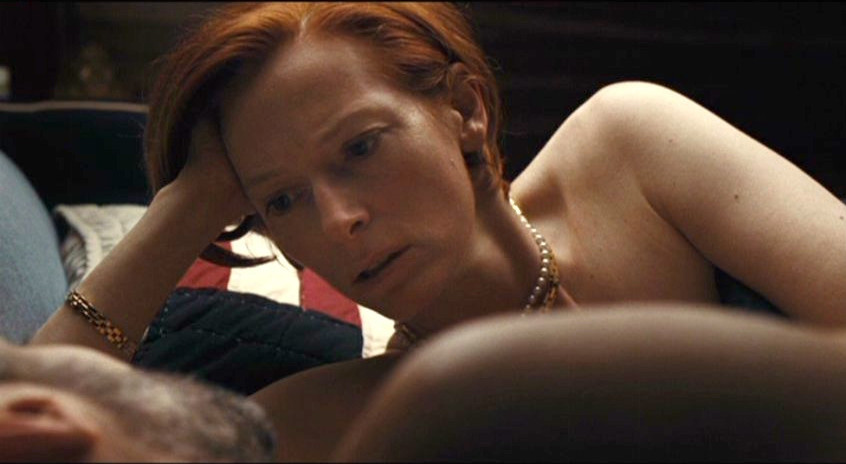 Tilda Swinton w filmie "Tajne przez poufne" (2008)