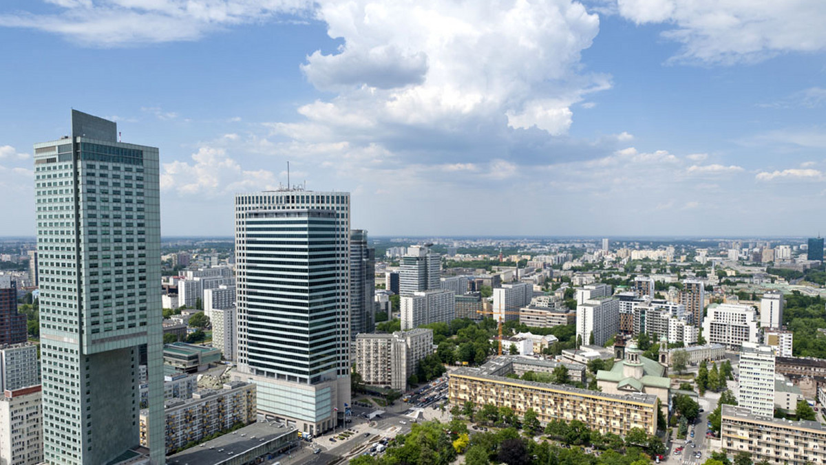 W Warszawie i jej okolicach żyje się w Polsce najlepiej - wynika z badania Programu Narodów Zjednoczonych ds. Rozwoju (Und) na zlecenie resortu rozwoju regionalnego. Kolejne miejsca zajęły Kraków, Poznań i Rzeszów. Najgorzej jest w powiecie suwalskim.