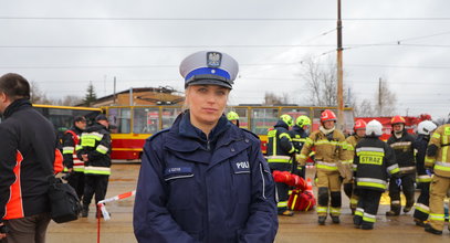 Pijany kierowca przesyła sygnały. Policjantka tłumaczy, kiedy nie zabierać mu kluczyków!