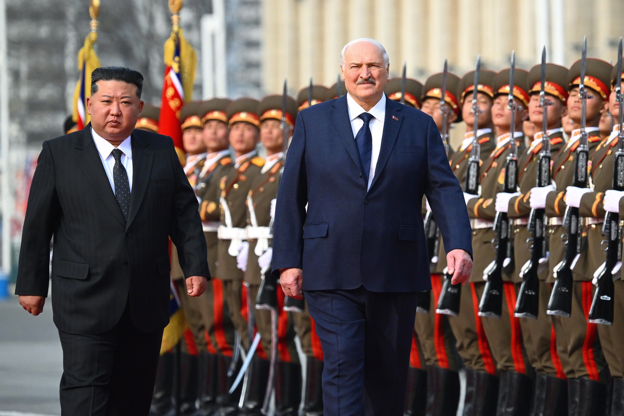 Severokórejský vodca Kim Čong-un a bieloruský prezident Alexandr Lukašenko. 