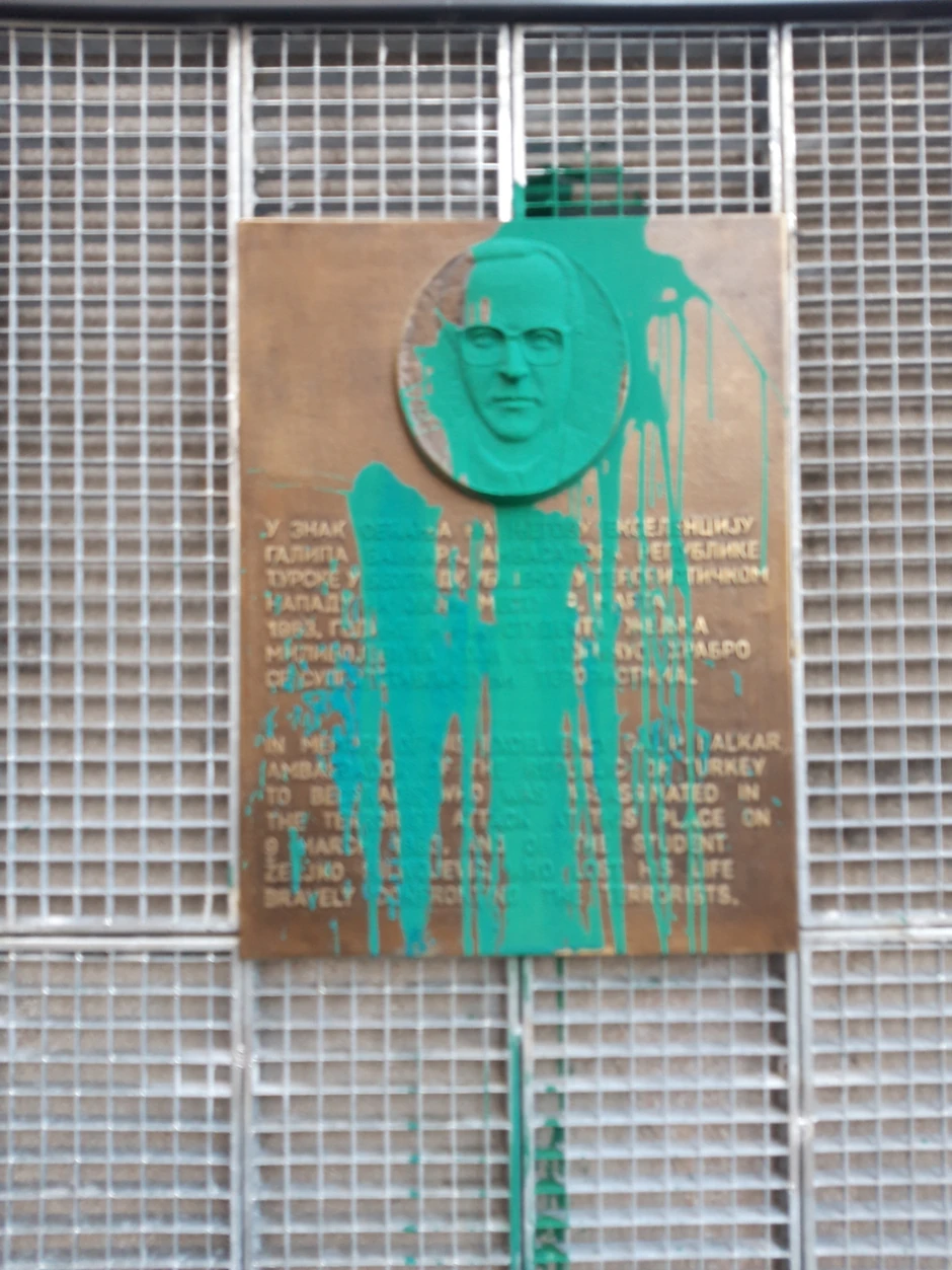 Prekrečena spomen-ploča