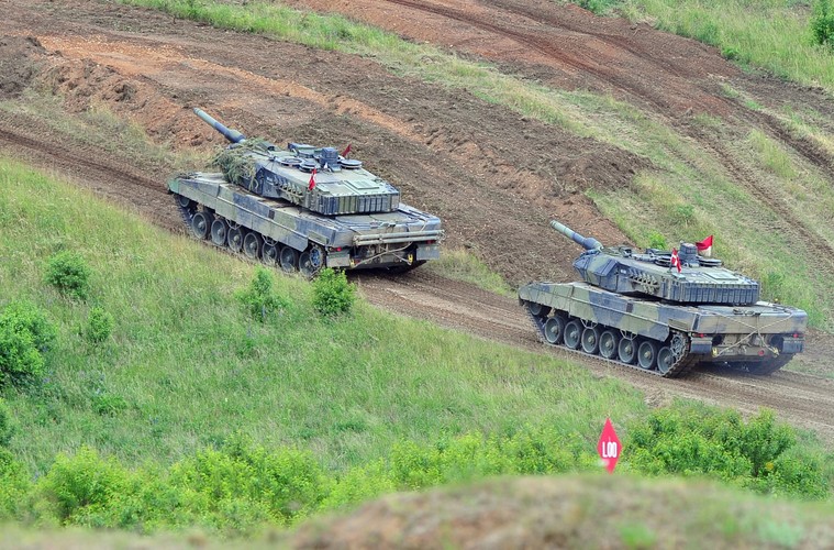 Poza polakami z 15 Giżyckiej Brygady Zmechanizowanej, wchodzącej w skład 16 Pomorskiej Dywizji Zmechanizowanej,  w manewrach wzięli udział jeszcze artylerzyści i piechota zmechanizowana z Niemiec oraz czołgiści z Danii i USA. <br>Na zdjęciu: Duńskie czołgi Leopard 2A5, podczas ćwiczeń SABER STRIKE-15 na Poligonie Drawskim <br><br>fot. (mb/mr) PAP/Marcin Bielecki