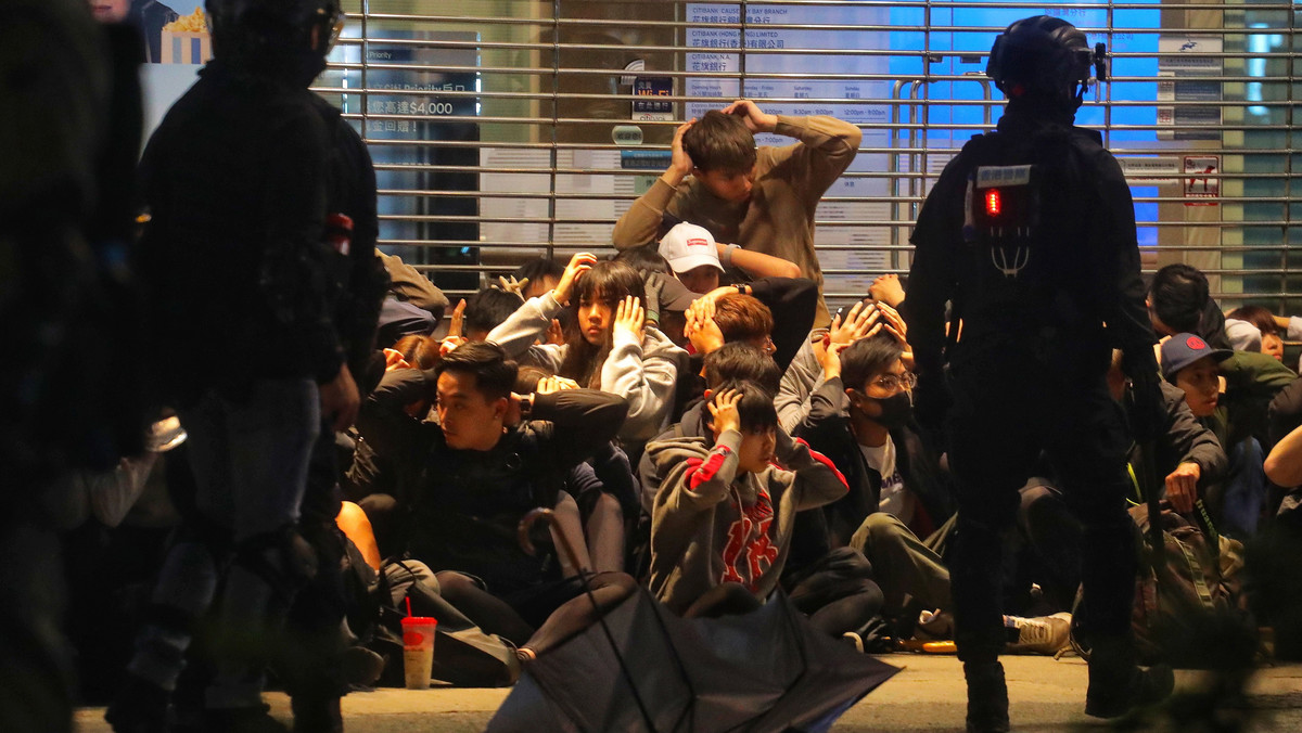 Hongokong: Antyrządowe protesty. Walki na ulicach i prawie 400 zatrzymanych